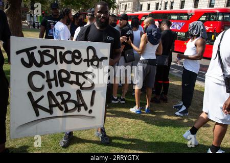 London, Großbritannien. September 2023. Demonstranten versammeln sich auf dem Parlamentsplatz während der Demonstration, die zu kriminellen Maßnahmen gegen den Polizisten aufruft, der Chris Kaba erschossen hat. Herr Kaba wurde in Streatham Hill im Südosten Londons getötet, nachdem dem Auto, das er fuhr, ein unmarkiertes Polizeiauto ohne Licht oder Sirenen folgte. Am 5. September 2022 Quelle: SOPA Images Limited/Alamy Live News Stockfoto