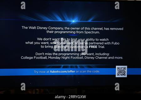 Eine Nachricht auf einem Disney-eigenen Kanal auf Spectrum am Samstag, den 9. September 2023: „The Walt Disney Company, der Eigentümer dieses Kanals, hat ihre Programmierung aus Spectrum entfernt: Wir möchten nicht, dass dadurch Ihre Fähigkeit eingeschränkt wird, das zu sehen, was Sie wollen. Daher haben wir mit Fubo zusammengearbeitet, um Spectrum Kunden eine KOSTENLOSE Testversion anzubieten. Verpassen Sie nicht das Programm, das Sie sich wünschen, darunter College Football, Monday Night Football, Disney Channel und vieles mehr. Stockfoto