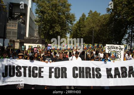 London, Großbritannien. September 2023. Demonstranten marschieren von New Scotland Yard zum Parliament Square während der Demonstration, die zu kriminellen Maßnahmen gegen den Polizisten aufruft, der Chris Kaba erschossen hat. Herr Kaba wurde in Streatham Hill im Südosten Londons getötet, nachdem dem Auto, das er fuhr, ein unmarkiertes Polizeiauto ohne Licht oder Sirenen folgte. Am 5. September 2022 (Foto: Thabo Jaiyesimi/SOPA Images/SIPA USA) Credit: SIPA USA/Alamy Live News Stockfoto