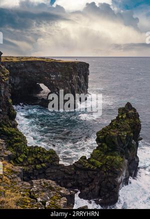 Blick während der Autotour in Ostisland, Snaefellsnes Halbinsel, Aussichtspunkt in der Nähe des Leuchtturms von Svortuloft. Spektakuläre schwarze vulkanische Felsküste Stockfoto