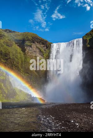Malerisch voller Wasser großer Wasserfall Skogafoss Herbstansicht, Südwesten Islands. Stockfoto