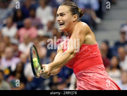 Flushing Meadow, Usa. September 2023. Aryna Sabalenka aus Belarus gibt den Ball im Finale der Frauen im Arthur Ashe Stadium bei den US Open Tennis Championships 2023 im USTA Billie Jean King National Tennis Center in New York City am Samstag, den 9. September 2023, an Coco Gauff zurück. Foto von John Angelillo/UPI Credit: UPI/Alamy Live News Stockfoto