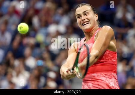 Flushing Meadow, Usa. September 2023. Aryna Sabalenka aus Belarus gibt den Ball im Finale der Frauen im Arthur Ashe Stadium bei den US Open Tennis Championships 2023 im USTA Billie Jean King National Tennis Center in New York City am Samstag, den 9. September 2023, an Coco Gauff zurück. Foto von John Angelillo/UPI Credit: UPI/Alamy Live News Stockfoto