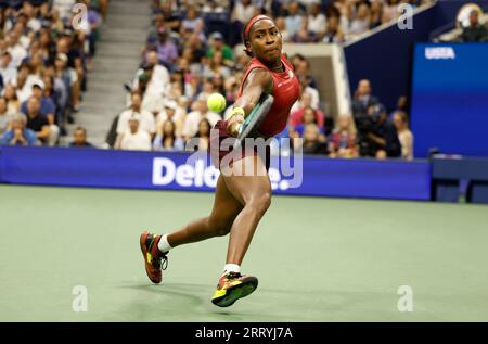 Flushing Meadow, Usa. September 2023. Coco Gauff gibt den Ball im Finale der Frauen im Arthur Ashe Stadium bei den US Open Tennis Championships 2023 im USTA Billie Jean King National Tennis Center in New York City am Samstag, den 9. September 2023, an Aryna Sabalenka aus Belarus zurück. Foto von John Angelillo/UPI Credit: UPI/Alamy Live News Stockfoto