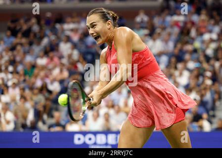 Flushing Meadow, Usa. September 2023. Aryna Sabalenka aus Belarus gibt den Ball im Finale der Frauen im Arthur Ashe Stadium bei den US Open Tennis Championships 2023 im USTA Billie Jean King National Tennis Center in New York City am Samstag, den 9. September 2023, an Coco Gauff zurück. Foto von John Angelillo/UPI Credit: UPI/Alamy Live News Stockfoto