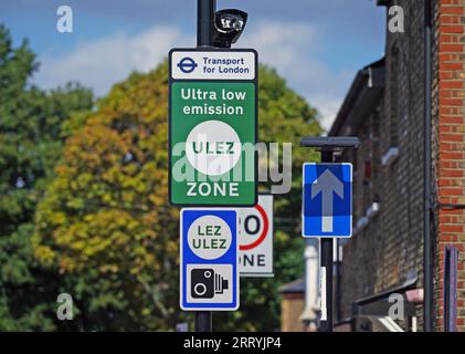 Dateifoto vom 8/23 eines Hinweisschildes für die Ultra Low Emission Zone (ULEZ) an der Brownhill Road in Lewisham, Süd-London. Rishi Sunak hat den Labour-Führer Sir Keir Starmer beschuldigt, die Fahrer durch die Erweiterung der Londoner Ultra-Low-Emission-Zone (ULEZ) zu „überhäufen“. Ausgabedatum: Montag, 11. September 2023. Stockfoto