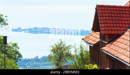 Haus im Hintergrund der Insel Lindau im Bodensee, Deutschland, Europa. Blick auf den Bodensee im Sommer, Touristenattraktion Bayerns. Reise und Tourismus Stockfoto