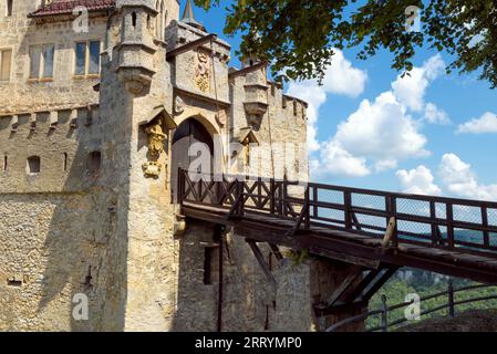 Schlosstore Lichtenstein mit alter Holzbrücke im Sommer, Deutschland, Europa. Dieses berühmte Schloss ist Wahrzeichen von Schwarzwald. Gotischer Schlosseingang aga Stockfoto