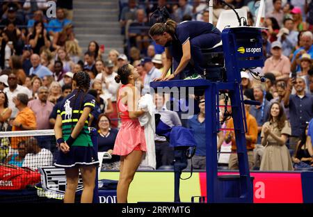 Flushing Meadow, Usa. September 2023. Aryna Sabalenka aus Belarus spricht mit der Schiedsrichterin während ihres Finalspiels gegen Coco Gauff bei den US Open Tennis Championships 2023 im USTA Billie Jean King National Tennis Center in New York City am Samstag, den 9. September 2023. Foto von John Angelillo/UPI Credit: UPI/Alamy Live News Stockfoto