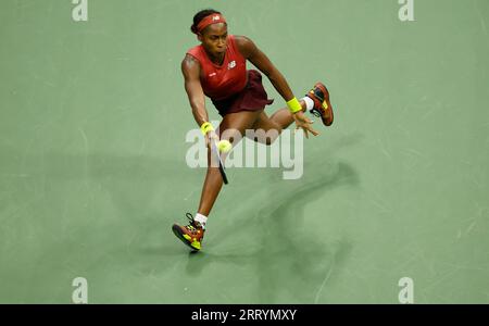 Flushing Meadow, Usa. September 2023. Coco Gauff gibt den Ball im Finale der Frauen bei den US Open Tennis Championships 2023 im USTA Billie Jean King National Tennis Center in New York City am 9. September 2023 an Aryna Sabalenka zurück. Foto von Corey Sipkin/UPI Credit: UPI/Alamy Live News Stockfoto