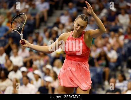 Flushing Meadow, Usa. September 2023. Aryna Sabalenka aus Belarus reagiert nach einem Punkt gegen Coco Gauff im Finale der Frauen im Arthur Ashe Stadium bei den US Open Tennis Championships 2023 im USTA Billie Jean King National Tennis Center in New York City am Samstag, 9. September 2023. Foto von John Angelillo/UPI Credit: UPI/Alamy Live News Stockfoto