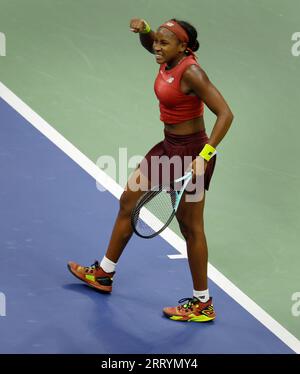 Flushing Meadow, Usa. September 2023. Coco Gauff reagiert darauf, nachdem er am Samstag, den 9. September 2023, einen Punkt gegen Aryna Sabalenka aus Belarus im Finale der Frauen bei den US Open Tennis Championships 2023 im USTA Billie Jean King National Tennis Center in New York City gewonnen hat. Foto von Corey Sipkin/UPI Credit: UPI/Alamy Live News Stockfoto