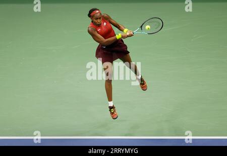 Flushing Meadow, Usa. September 2023. Coco Gauff gibt den Ball im Finale der Frauen bei den US Open Tennis Championships 2023 im USTA Billie Jean King National Tennis Center in New York City am 9. September 2023 an Aryna Sabalenka zurück. Foto von Corey Sipkin/UPI Credit: UPI/Alamy Live News Stockfoto