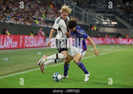 Wolfsburg, Deutschland. September 2023. Fußball: Internationale, Deutschland - Japan, Volkswagen Arena. Julian Brandt (l) und Ao Tanaka (Japan) kämpfen um den Ball. WICHTIGER HINWEIS: Gemäß den Vorschriften der DFL Deutsche Fußball Liga und des DFB Deutscher Fußball-Bund ist es untersagt, im Stadion und/oder im Spiel aufgenommene Fotos in Form von Sequenzbildern und/oder videoähnlichen Fotoserien zu verwenden oder zu verwenden. Quelle: Christian Charisius/dpa/Alamy Live News Stockfoto