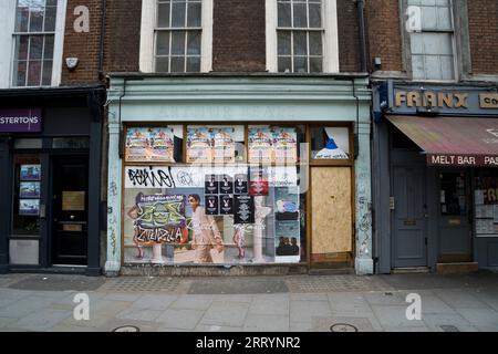 Arthur Beale, heute geschlossen, ehemalige Yachtläufer auf der Shaftesbury Avenue, an derselben Stelle seit dem 16. Jahrhundert, London, Großbritannien, April 2023 Stockfoto