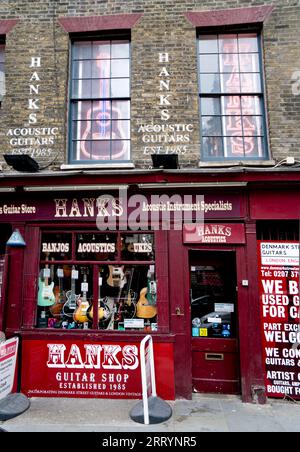 Hanks Guitar Shop, Musikgeschäft in londons Tin Pan Alley, Denmark Street, St Giles, London, April 2023 Stockfoto