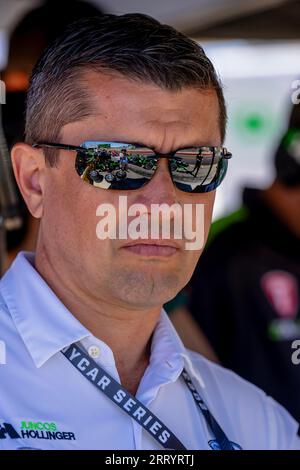 Monterey, KALIFORNIEN, USA. September 2023. Teambesitzer RICARDO JUNCOS beobachtet sein Team bei der Arbeit an seinem Juncos Hollinger Racing Car, bevor er für den Firestone Grand Prix von Monterey auf dem WeatherTech Raceway Laguna Seca in Monterey, CA, EINE Trainingseinheit absolviert. (Bild: © Walter G Arce SR Grindstone Medi/ASP) NUR REDAKTIONELLE VERWENDUNG! Nicht für kommerzielle ZWECKE! Stockfoto