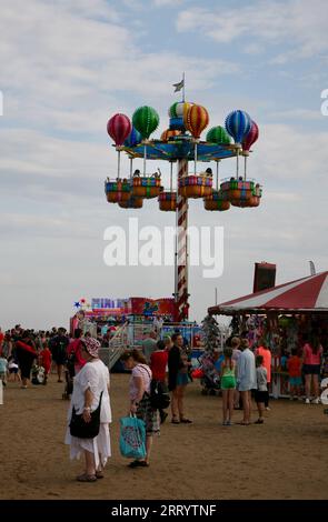 Blick auf den Jahrmarkt, beim St Annes Kite Festival, Lytham St Annes, Lancashire, Vereinigtes Königreich, Europa am Samstag, September 2023 Stockfoto