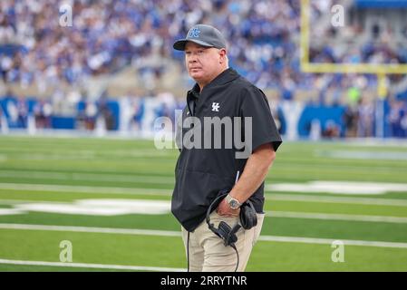 Lexington, KY, USA. September 2023. Kentucky Head Coach Mark Stoops auf der Slideline während des NCAA-Fußballspiels zwischen den EKU Colonels und den Kentucky Wildcats im Kroger Field in Lexington, KY. Kyle Okita/CSM/Alamy Live News Stockfoto