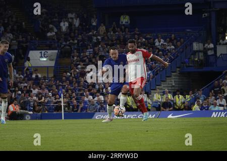 Fulham, London, Großbritannien. September 2023. Szenen im Stamford Bridge Stadium, in denen der Chelsea Football Club „Legends“ in einem Spiel für wohltätige Zwecke die „LegendsÕ of Europe“ – den FC Bayern München – antreten wird, um an ihren früheren Manager Gianluca Vialli zu erinnern. OPS: Typischer Terry Tackle Credit: Motofoto/Alamy Live News Stockfoto