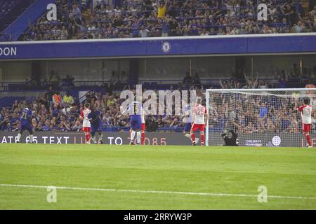 Fulham, London, Großbritannien. September 2023. Szenen im Stamford Bridge Stadium, in denen der Chelsea Football Club „Legends“ in einem Spiel für wohltätige Zwecke die „LegendsÕ of Europe“ – den FC Bayern München – antreten wird, um an ihren früheren Manager Gianluca Vialli zu erinnern. OPS: Michael Essien punktet Credit: Motofoto/Alamy Live News Stockfoto