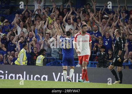 Fulham, London, Großbritannien. September 2023. Szenen im Stamford Bridge Stadium, in denen der Chelsea Football Club „Legends“ in einem Spiel für wohltätige Zwecke die „LegendsÕ of Europe“ – den FC Bayern München – antreten wird, um an ihren früheren Manager Gianluca Vialli zu erinnern. OPS: John Terry grüßt die Fans nach dem Scoring Credit: Motofoto/Alamy Live News Stockfoto