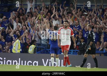 Fulham, London, Großbritannien. September 2023. Szenen im Stamford Bridge Stadium, in denen der Chelsea Football Club „Legends“ in einem Spiel für wohltätige Zwecke die „LegendsÕ of Europe“ – den FC Bayern München – antreten wird, um an ihren früheren Manager Gianluca Vialli zu erinnern. OPS: John Terry grüßt die Fans nach dem Scoring Credit: Motofoto/Alamy Live News Stockfoto