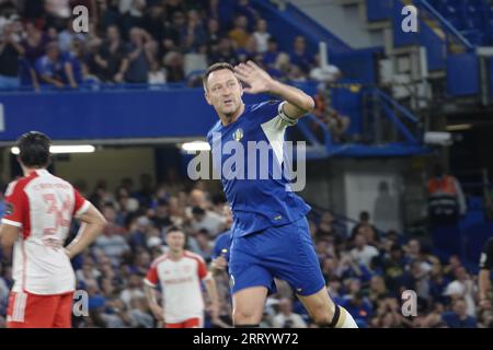 Fulham, London, Großbritannien. September 2023. Szenen im Stamford Bridge Stadium, in denen der Chelsea Football Club „Legends“ in einem Spiel für wohltätige Zwecke die „LegendsÕ of Europe“ – den FC Bayern München – antreten wird, um an ihren früheren Manager Gianluca Vialli zu erinnern. OPS: John Terry, nachdem er seinen Fans Wellen geschossen hatte. Quelle: Motofoto/Alamy Live News Stockfoto