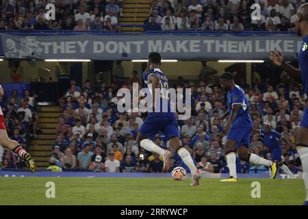 Fulham, London, Großbritannien. September 2023. Szenen im Stamford Bridge Stadium, in denen der Chelsea Football Club „Legends“ in einem Spiel für wohltätige Zwecke die „LegendsÕ of Europe“ – den FC Bayern München – antreten wird, um an ihren früheren Manager Gianluca Vialli zu erinnern. OPS: Mikel on the Ball Credit: Motofoto/Alamy Live News Stockfoto