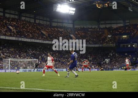 Fulham, London, Großbritannien. September 2023. Szenen im Stamford Bridge Stadium, in denen der Chelsea Football Club „Legends“ in einem Spiel für wohltätige Zwecke die „LegendsÕ of Europe“ – den FC Bayern München – antreten wird, um an ihren früheren Manager Gianluca Vialli zu erinnern. OPS: Glanville spielt einen Durchgangsball Credit: Motofoto/Alamy Live News Stockfoto