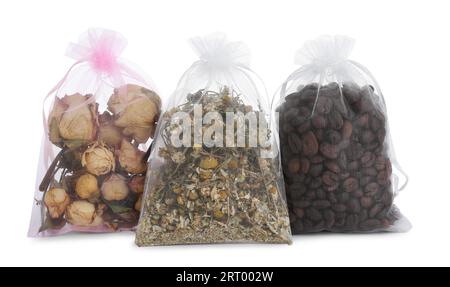 Duftende Beutel mit getrockneten Rosen, Kamillenblüten und Kaffeebohnen isoliert auf weiß Stockfoto