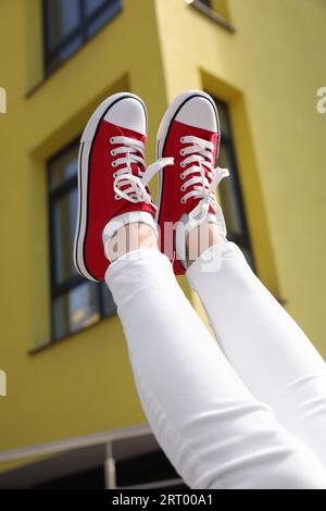 Frau trägt rote klassische Old School Sneakers im Freien, Nahaufnahme Stockfoto