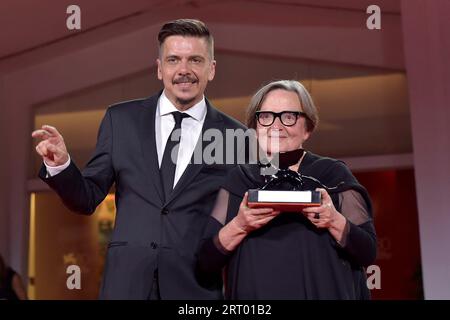 Venedig, Italien. September 2023. VENEDIG, ITALIEN - 9. SEPTEMBER: Marcin Wierzchoslawski und Agnieszka Holland werden mit dem Special Jury Prize for 'Green Border' beim Fotocall des Gewinners beim 80. Internationalen Filmfestival von Venedig am 9. September 2023 in Venedig, Italien, ausgezeichnet. Quelle: dpa/Alamy Live News Stockfoto
