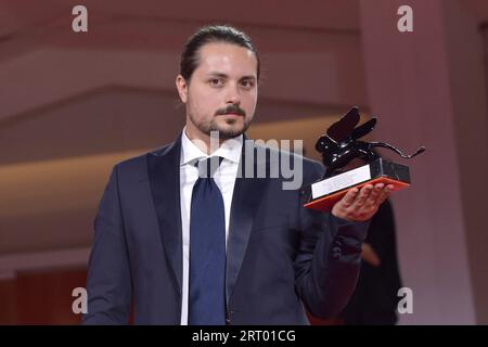 Venedig, Italien. September 2023. VENEDIG, ITALIEN - 9. SEPTEMBER: Alain Parroni posiert mit dem Horizons Special Jury Prize für „Una Sterminata Domenica“ beim Fotocall des Gewinners beim 80. Internationalen Filmfestival von Venedig am 9. September 2023 in Venedig. Quelle: dpa/Alamy Live News Stockfoto