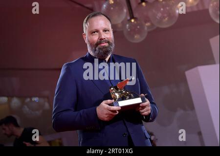 Venezia, Italien. September 2023. Yorgos Lanthimos posiert mit dem Golden Lion for Best Film for 'Poor Things' beim Fototermin des Gewinners beim 80. Internationalen Filmfestival von Venedig am Samstag, 9. September 2023 in Venedig. Foto von Rocco Spaziani/UPI Credit: UPI/Alamy Live News Stockfoto