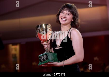 Venezia, Italien. September 2023. Cailee Spaeny posiert mit dem Volpi Cup for Best Actress Award für „Priscilla“ beim Fotocall des Gewinners beim 80. Internationalen Filmfestival von Venedig am Samstag, 9. September 2023 in Venedig, Italien. Foto von Rocco Spaziani/UPI Credit: UPI/Alamy Live News Stockfoto