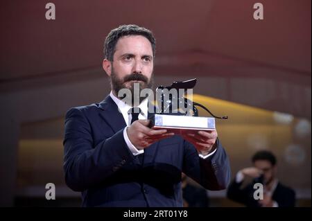 Venezia, Italien. September 2023. Pablo Larrain posiert mit dem Best Screenplay Award für den Film „El Conde“ beim Fototermin des Gewinners beim 80. Internationalen Filmfestival von Venedig am Samstag, 9. September 2023 in Venedig, Italien. Foto von Rocco Spaziani/UPI Credit: UPI/Alamy Live News Stockfoto