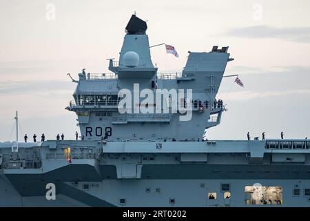 Die HMS Queen Elizabeth (R08) verließ Portsmouth, Großbritannien am Abend des 8. September 2023, um mit dem Einsatz der Carrier Strike Group 2023 zu beginnen. Stockfoto