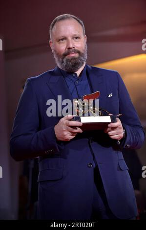 Venezia, Italien. September 2023. Yorgos Lanthimos posiert mit dem Golden Lion for Best Film for 'Poor Things' beim Fototermin des Gewinners beim 80. Internationalen Filmfestival von Venedig am Samstag, 9. September 2023 in Venedig. Foto von Rocco Spaziani/UPI Credit: UPI/Alamy Live News Stockfoto