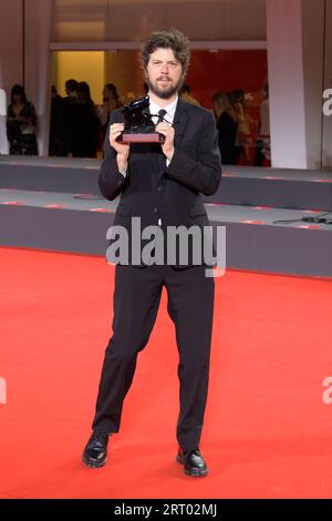 Venedig Lido, Italien. September 2023. Alex Braverman posiert mit dem Venice Classics Award als bester Dokumentarfilm für „Vielen Dank“ beim Fototermin des Gewinners beim 80. Internationalen Filmfestival von Venedig. Quelle: SOPA Images Limited/Alamy Live News Stockfoto