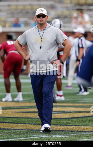 Atlanta, Georgia. September 2023. Der Cheftrainer der Georgia Tech, Brent Key, spielte vor dem NCAA-Fußballspiel mit den Georgia Tech Yellow Jackets und den South Carolina State Bulldogs im Bobby Dodd Stadium auf dem Campus der Georgia Tech in Atlanta, Georgia. Cecil Copeland/CSM/Alamy Live News Stockfoto