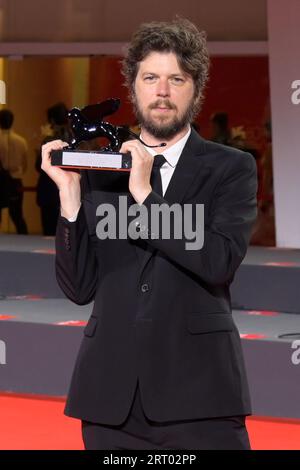 Venedig Lido, Italien. September 2023. Alex Braverman posiert mit dem Venice Classics Award als bester Dokumentarfilm für „Vielen Dank“ beim Fototermin des Gewinners beim 80. Internationalen Filmfestival von Venedig. Quelle: SOPA Images Limited/Alamy Live News Stockfoto