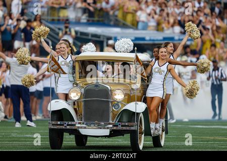 Atlanta, Georgia. September 2023. Das legendäre Georgia Tech Ramblin' Wrack führt die Yellow Jackets zum NCAA-Fußballspiel mit Georgia Tech und den South Carolina State Bulldogs, das im Bobby Dodd Stadium auf dem Campus der Georgia Tech in Atlanta, Georgia, gespielt wird. Cecil Copeland/CSM (Bild: © Cecil Copeland/Cal Sport Media). Quelle: csm/Alamy Live News Stockfoto