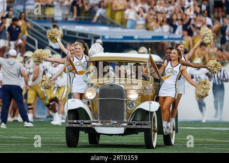 Atlanta, Georgia. September 2023. Das legendäre Georgia Tech Ramblin' Wrack führt die Yellow Jackets zum NCAA-Fußballspiel mit Georgia Tech und den South Carolina State Bulldogs, das im Bobby Dodd Stadium auf dem Campus der Georgia Tech in Atlanta, Georgia, gespielt wird. Cecil Copeland/CSM (Bild: © Cecil Copeland/Cal Sport Media). Quelle: csm/Alamy Live News Stockfoto