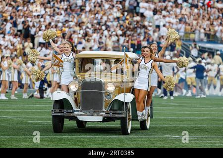 Atlanta, Georgia. September 2023. Das legendäre Georgia Tech Ramblin' Wrack führt die Yellow Jackets zum NCAA-Fußballspiel mit Georgia Tech und den South Carolina State Bulldogs, das im Bobby Dodd Stadium auf dem Campus der Georgia Tech in Atlanta, Georgia, gespielt wird. Cecil Copeland/CSM (Bild: © Cecil Copeland/Cal Sport Media). Quelle: csm/Alamy Live News Stockfoto