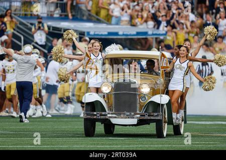 Atlanta, Georgia. September 2023. Das legendäre Georgia Tech Ramblin' Wrack führt die Yellow Jackets zum NCAA-Fußballspiel mit Georgia Tech und den South Carolina State Bulldogs, das im Bobby Dodd Stadium auf dem Campus der Georgia Tech in Atlanta, Georgia, gespielt wird. Cecil Copeland/CSM/Alamy Live News Stockfoto