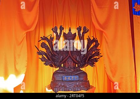 Peking, China - 3. Oktober 2020: Tausendhändige Guanyin-Skulptur im Hongluo-Tempel Stockfoto