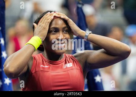 New York, USA. September 2023. Coco Gauff aus den Vereinigten Staaten reagiert auf die Preisverleihung der Frauen-Singles bei den US Open Tennis Championships 2023 in New York, USA, am 9. September 2023. Quelle: Liu Jie/Xinhua/Alamy Live News Stockfoto