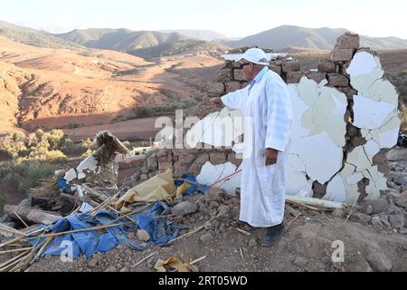 (230910) -- MARRAKESCH, 10. September 2023 (Xinhua) -- Ein Mann geht durch die Trümmer eines beschädigten Gebäudes nach einem Erdbeben der Stärke 6,8 in Tahannaout, Marokko am 9. September 2023. Ein Erdbeben der Stärke 6,8 traf Marokko am Freitag um 23:11 Uhr Ortszeit (2211 GMT) in einer Tiefe von 18,5 km, so der United States Geological Survey. Das Epizentrum des Erdbebens befand sich in der Nähe der Stadt Ighil in der Provinz Al Haouz, etwa 70 km südwestlich von Marrakesch. Das Beben hat 2.012 Menschen das Leben gekostet und 2.059 verletzt, wobei 1.404 von ihnen in einem ernsten Zustand sind, laut dem neuesten Update von Inter des Landes Stockfoto