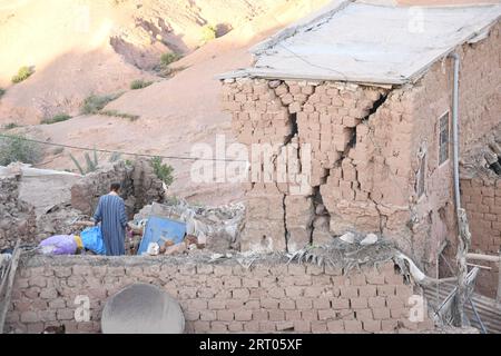 (230910) -- MARRAKESCH, 10. September 2023 (Xinhua) -- Ein Mann geht durch die Trümmer eines beschädigten Gebäudes nach einem Erdbeben der Stärke 6,8 in Tahannaout, Marokko am 9. September 2023. Ein Erdbeben der Stärke 6,8 traf Marokko am Freitag um 23:11 Uhr Ortszeit (2211 GMT) in einer Tiefe von 18,5 km, so der United States Geological Survey. Das Epizentrum des Erdbebens befand sich in der Nähe der Stadt Ighil in der Provinz Al Haouz, etwa 70 km südwestlich von Marrakesch. Das Beben hat 2.012 Menschen das Leben gekostet und 2.059 verletzt, wobei 1.404 von ihnen in einem ernsten Zustand sind, laut dem neuesten Update von Inter des Landes Stockfoto